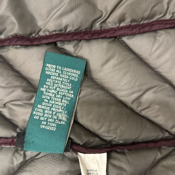 LL BEAN 850 burg/gray down jacket, no hood. Front and inside pockets. S Petit. - Picture 9 of 14